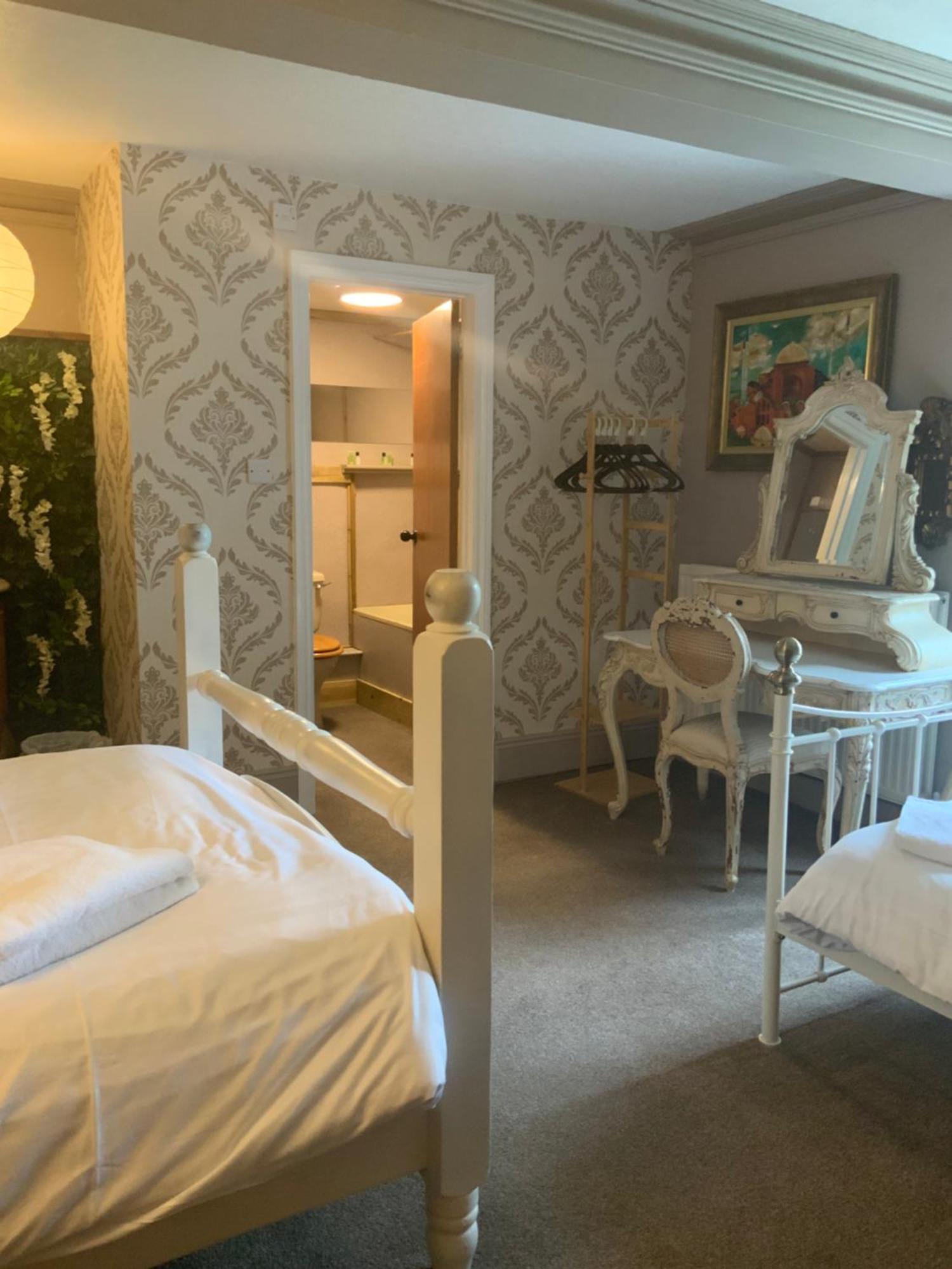 Hotel The White House Sennybridge Habitación foto